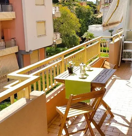 Sunny With Private Parking Apartment *